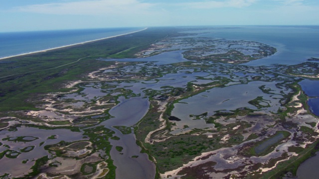 鸟瞰图上的湿地马塔戈达岛与墨西哥湾和圣安东尼奥湾，德克萨斯州。视频素材