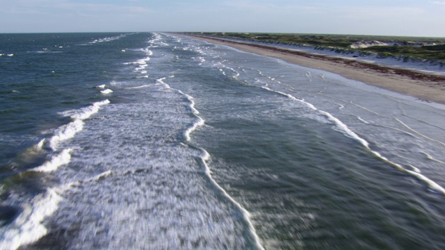 海浪撞击海滩的鸟瞰图Padre岛国家海岸，德克萨斯州。视频素材