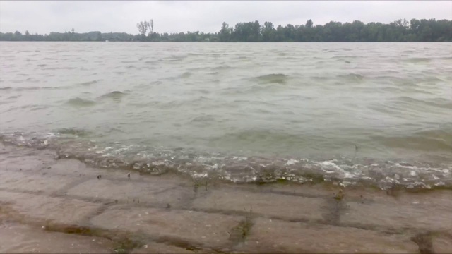 多瑙河岸边被洪水淹没的人行道特写，4k视频素材