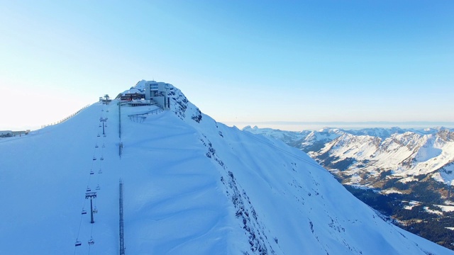 鸟瞰图的滑雪胜地在瑞士阿尔卑斯山视频素材