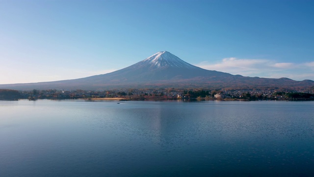 日本川口湖富士山的4k无人机鸟瞰图视频视频素材