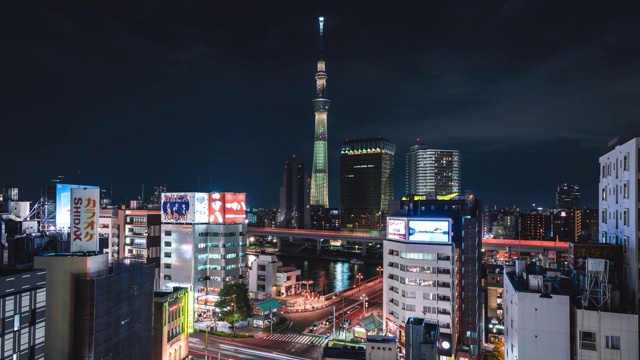 4K延时:东京天空树夜景和汽车交通在晚上广角视角浅草东京日本视频素材