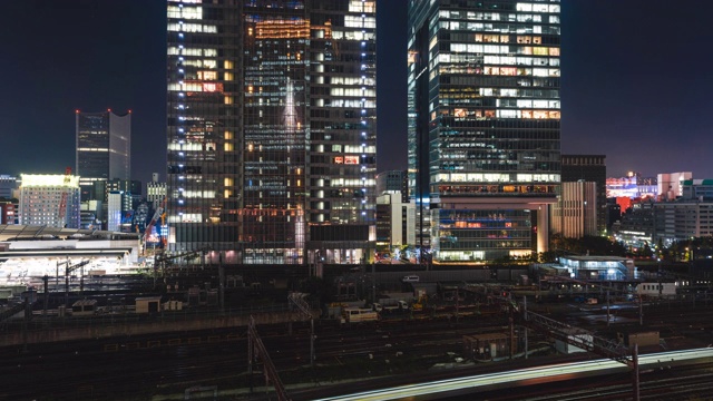 4K延时:Night City Time Lapse的夜景，东京东京车站附近的夜景交通视频素材