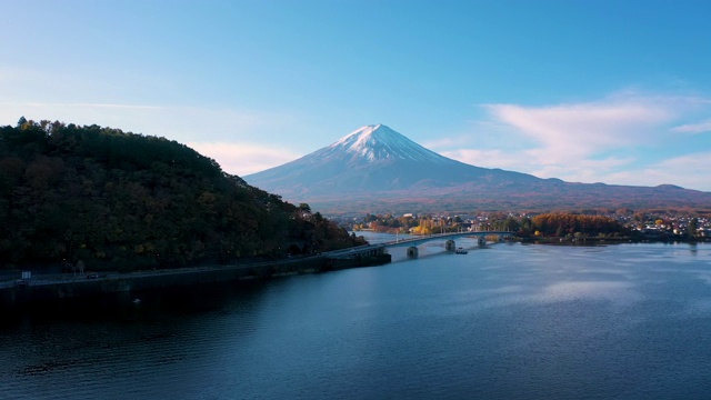 无人机鸟瞰图4k视频富士山和桥梁在川口湖，日本视频素材