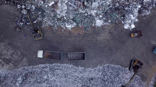 鸟瞰图垃圾场与废金属回收视频素材