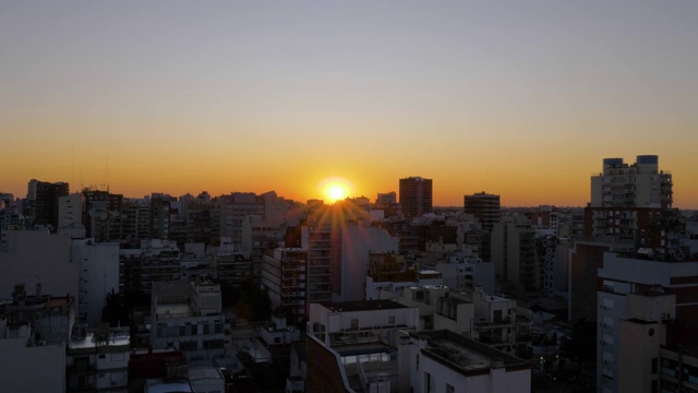 从日落到夜晚的城市天际线全景图。视频素材