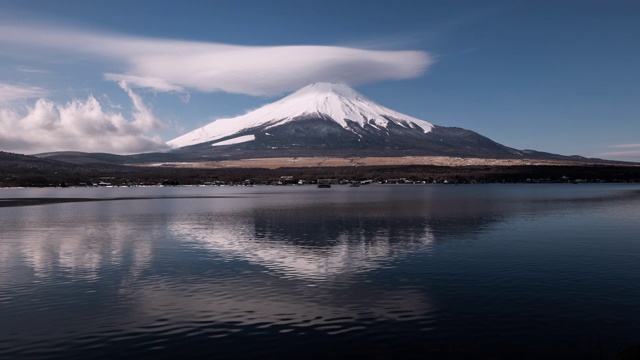 富士山上的透镜状云(延时)视频素材