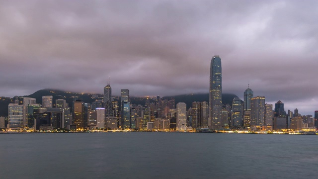 香港时间流逝4K，城市天际线夜晚到白天的时间流逝在香港维多利亚湾视频素材