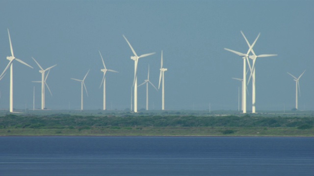 风电场上的风力涡轮机的鸟瞰图与大海在前景，德克萨斯，美国视频素材