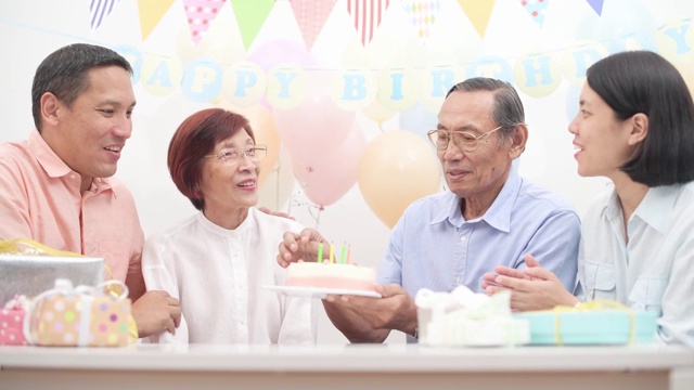 亚洲的老年人会和家人一起庆祝生日视频素材