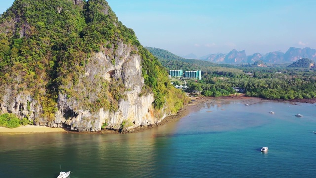 泰国海岸线上的一座山岛视频素材