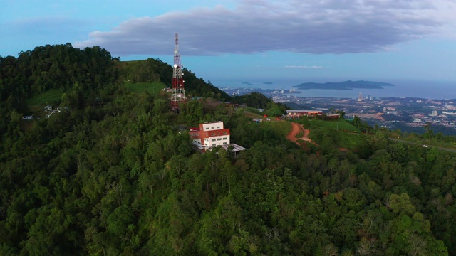 马来西亚沙巴州Kokol Mengatal热带雨林中美丽的当地天主教教堂的4K航拍镜头视频素材