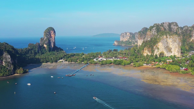 位于泰国海岸线的海中的山岛视频素材