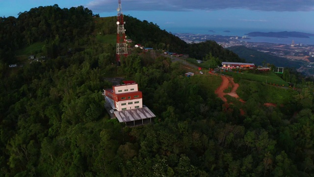 马来西亚沙巴州Kokol Mengatal热带雨林中美丽的当地天主教教堂的4K航拍镜头视频素材