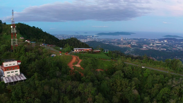 马来西亚沙巴州，哥打基纳巴卢，Kokol山勐嘎达，美丽的自然绿色雨林的4K航拍镜头视频素材