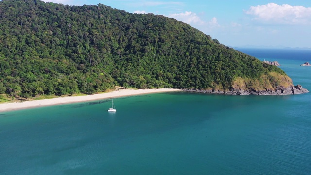 位于泰国海岸线的海中的山岛视频素材