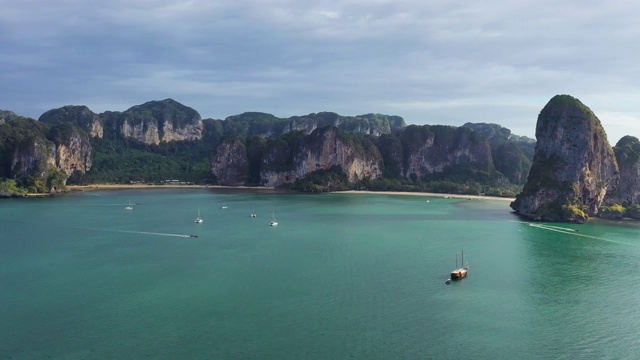 位于泰国海岸线的海中的山岛视频素材