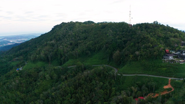 马来西亚沙巴州，哥打基纳巴卢，Kokol山勐嘎达，美丽的自然绿色雨林的4K航拍镜头视频素材