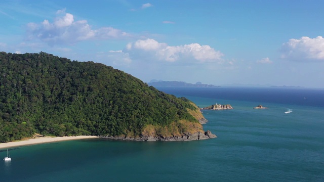 位于泰国海岸线的海中的山岛视频素材