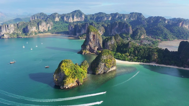 位于泰国海岸线的海中的山岛视频素材