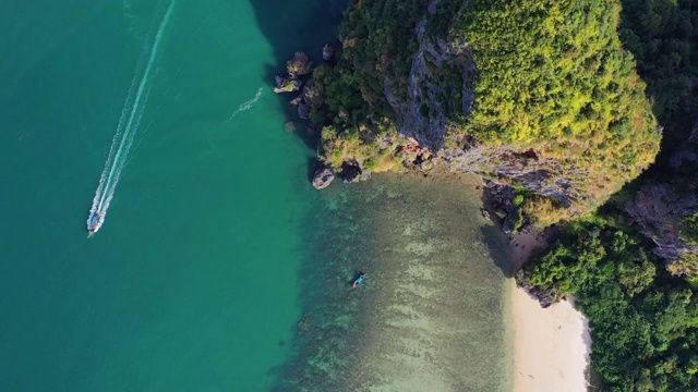 位于泰国海岸线的海中的山岛视频素材