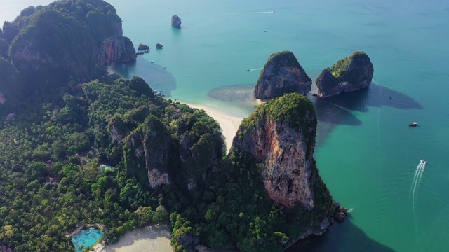 位于泰国海岸线的海中的山岛视频素材