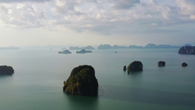 位于泰国海岸线的海中的山岛视频素材