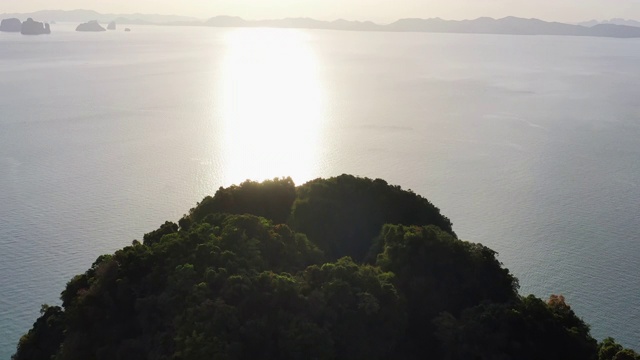 位于泰国海岸线的海中的山岛视频素材