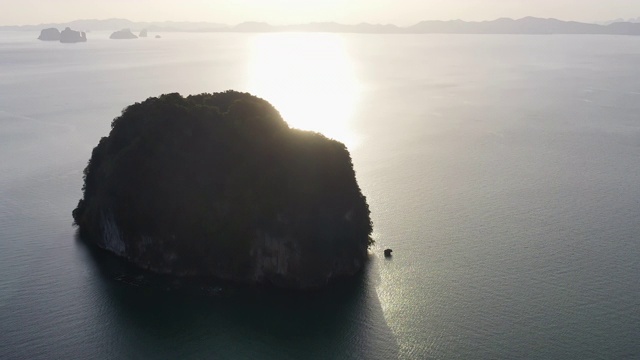 位于泰国海岸线的海中的山岛视频素材