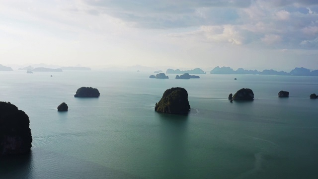 位于泰国海岸线的海中的山岛视频素材