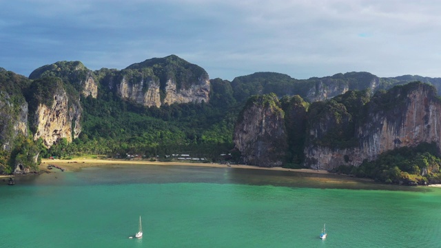 位于泰国海岸线的海中的山岛视频素材