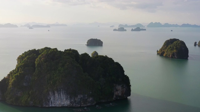 位于泰国海岸线的海中的山岛视频素材