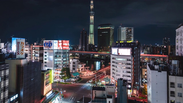 4K延时:东京天空树的夜景和夜间汽车交通的广角视图日本东京浅草视频素材