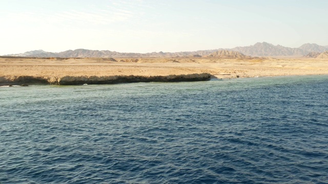 海岸和蓝色的海与波浪视频素材