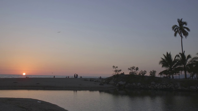 海滩上地平线上的日落，广角镜头视频素材