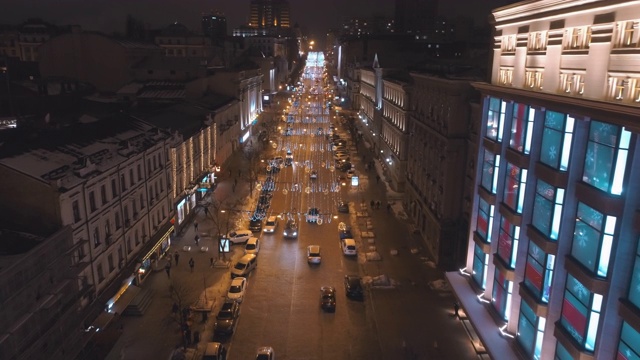 市中心夜晚街道的鸟瞰图视频素材