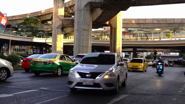 泰国曼谷市区巴吞万十字路口素坤逸路的交通状况。视频素材