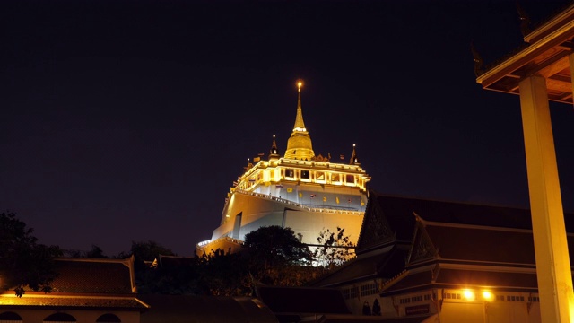 金山寺(Wat Sraket Rajavaravihara)夜间时间，曼谷，泰国视频素材