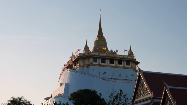 金山寺(Wat Sraket Rajavaravihara)晚上，曼谷，泰国视频素材