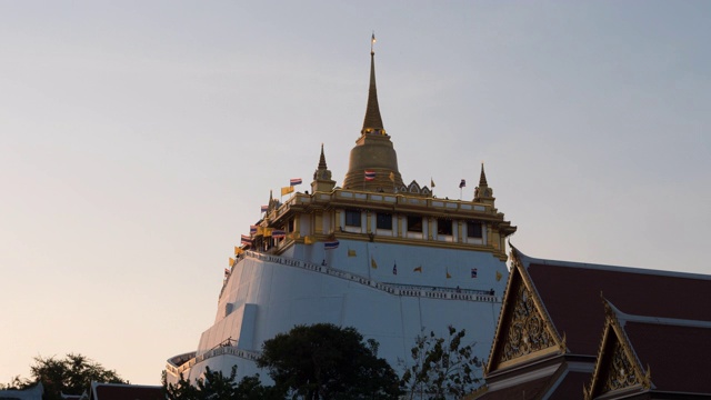 日落时间的黄金山寺庙(Wat Sraket Rajavaravihara)在晚上，曼谷，泰国视频素材