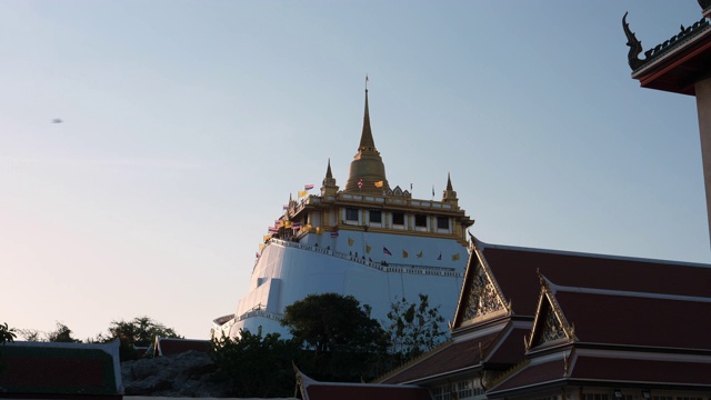 金山寺(Wat Sraket Rajavaravihara)晚上，曼谷，泰国视频素材