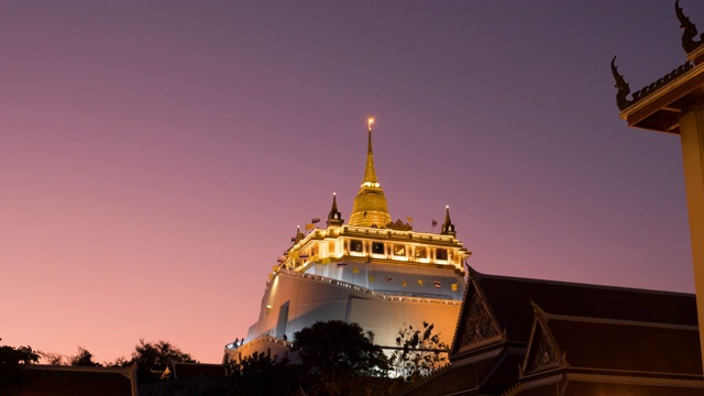 日落时间的黄金山寺庙(Wat Sraket Rajavaravihara)在晚上，曼谷，泰国视频素材