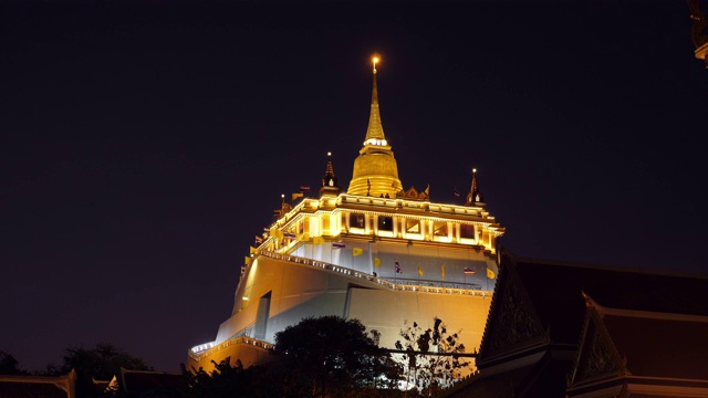 金山寺(Wat Sraket Rajavaravihara)夜间时间，曼谷，泰国视频素材