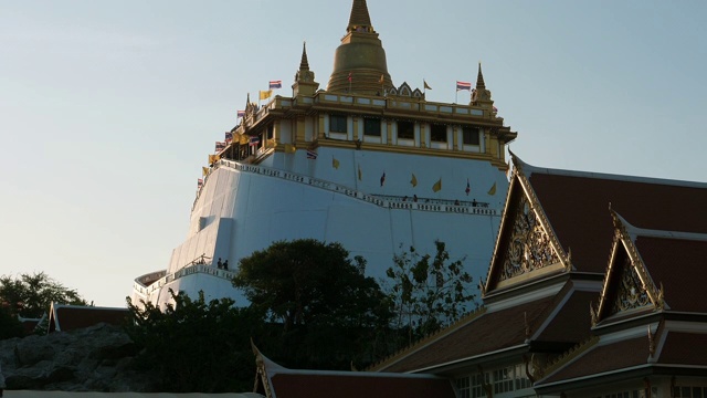 金山寺(Wat Sraket Rajavaravihara)晚上，曼谷，泰国视频素材