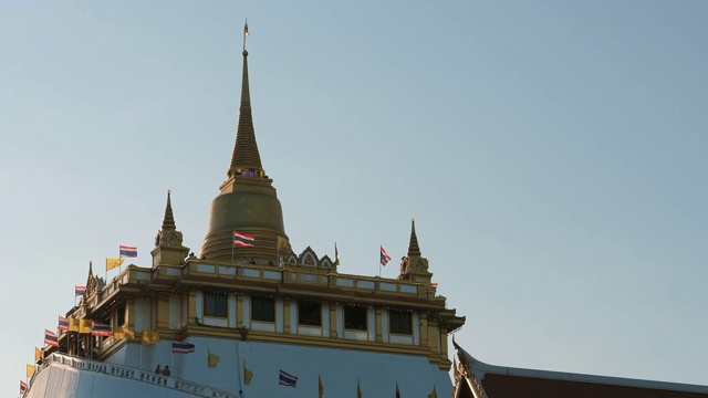 金山寺(Wat Sraket Rajavaravihara)傍晚，曼谷，泰国;平移运动视频素材