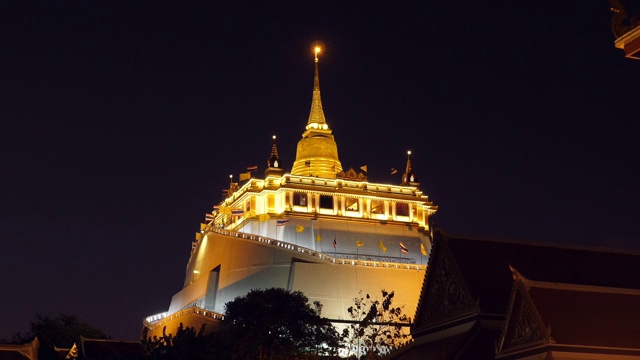 金山寺(Wat Sraket Rajavaravihara)夜间时间，曼谷，泰国;缩小视频素材