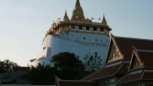 金山寺(Wat Sraket Rajavaravihara)晚上，曼谷，泰国视频素材