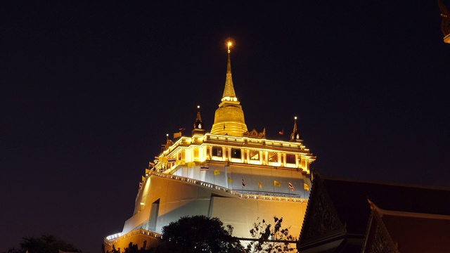 金山寺(Wat Sraket Rajavaravihara)夜间时间，曼谷，泰国;放大视频素材