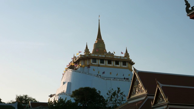 金山寺(Wat Sraket Rajavaravihara)晚上，曼谷，泰国视频素材