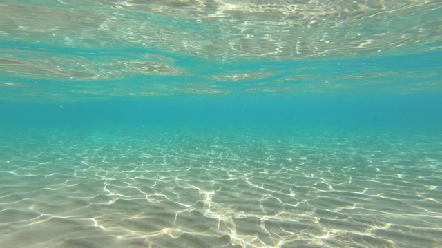 4k水晶清澈的海水一半水下视频素材